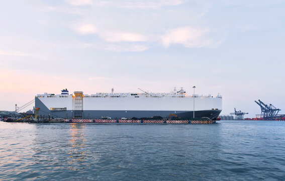 Large vehicle carrier cargo ship