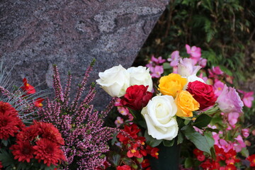 Blumen im Herbst auf dem Friedhof