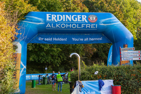 Ratingen,  Deutschland - 20.September 2020:Start/Zielbogen bei der Wechselzone beim 12. Stadtwerke Ratingen Triathlon