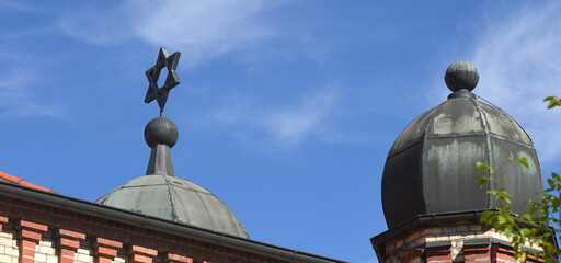 Davidstern auf einer der Zwiebelkuppeln der Synagoge in Halle (Saale)