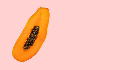 Papaja, owoc tropikalny na różowym wyizolowanym tle.