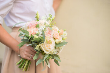Obraz na płótnie Canvas Wedding bouquet in bride hands. Roses, eustoma, eucalyptus in elegant bouquet . Summer and autumn flowers.