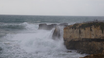 Imagen de olas rompiendo contra el oceano en Portugal