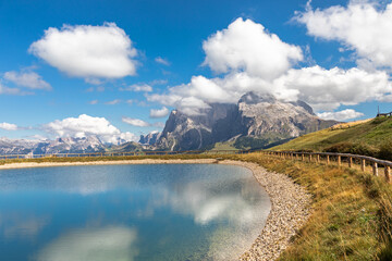 Blick über die Seiser Alm, Alpe di Siusi, auf Langkofel und Plattkofel, Südtirol