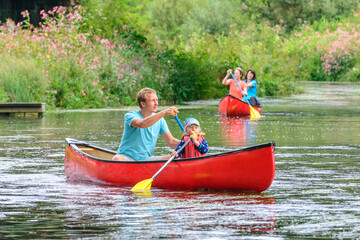 Fototapeta na wymiar Familientour mit einem Kanu auf der Pegnitz