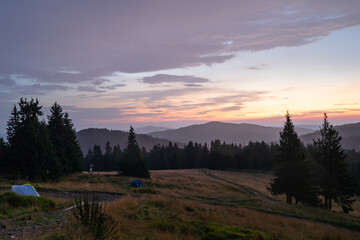 Przed wschodem słońca. Hala długa i Gorce, widok ze szczytu Turbacza