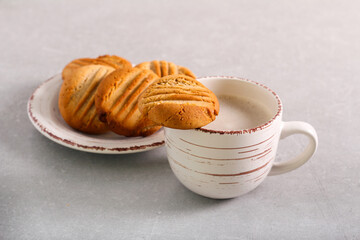 Spicy cinnamon cookies, served