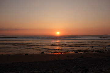 Malerischer romantischer Sonnenuntergang am Meer mit leichtem Wellengang. sligo strandhill ocean links connacht.