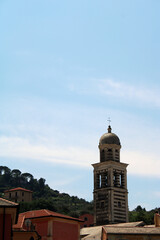 Obraz premium Campanile della Chiesa di Sant'Andrea a Levanto con cielo