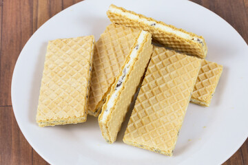 gaufrettes fourrés dans une assiette