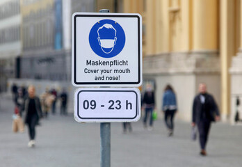 Maskenpflicht in der Innenstadt in München am Odeonsplatz
