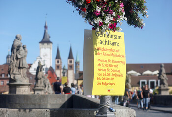 Alte Mainbrücke im Corona-Hotspot Würzburg mit Abstandsgebot und Alkoholverbot