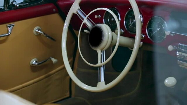 Auto d'epoca interno volante