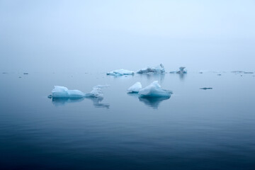 Obraz na płótnie Canvas single small Icebergs in Jokulsarlon, blue cold lake