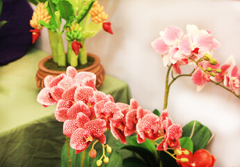 Red-pink orchids that are in full bloom in a beautiful long bouquet, suitable for use as a show decoration.
