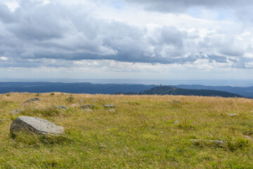 Auf den Brocken bei Wolken und Wind 
