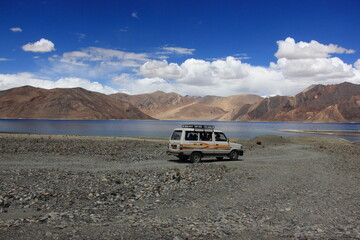 Fototapeta na wymiar Pangong Tso, Pangong Lake, endorheic lake spanning eastern Ladakh and West Tibet, wetland with birds, mountain, blue sky and cloud around 