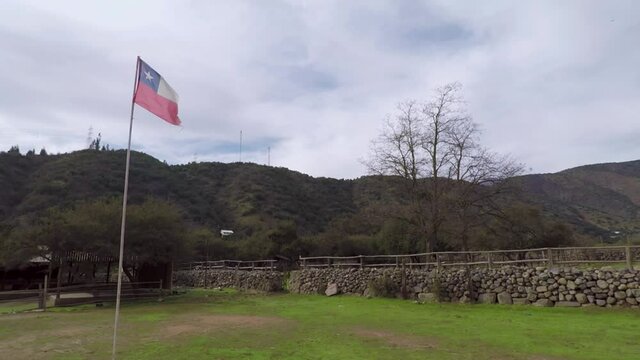 Chilean flag flying in the field between hills and blue sky
Bandera Chilena flamenado en el campo entre cerros y cielo azul