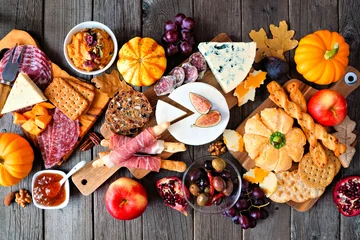 Fleecedeken met foto Herfst Herfstthema charcuterie tafelscène tegen een donkere houten achtergrond. Verschillende kaas- en vleeshapjes. Bovenaanzicht.  © Jenifoto