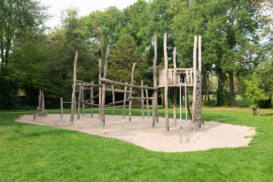 spielplatz leer corona covid aus holz in park grüner wiese freizeit kinder spielen draußen klettern