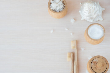 
Oral care with natural cosmetics and baboo toothbrush. Flat lay spa composition with aloe vera and candles on wooden background. copy space. Beautiful medical homemade cosmetic products concept