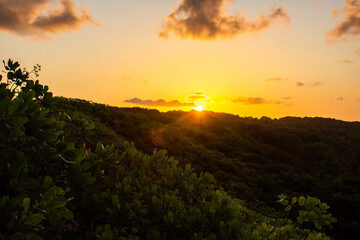 Por do sol dourado em montanha a beira mar