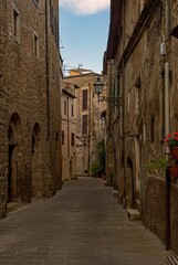 Straße in der Altstadt von Pitigliano in der Toskana in Italien