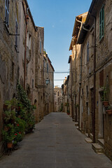 Fototapeta na wymiar Leere Gasse in der Altstadt von Pitigliano in der Toskana in Italien