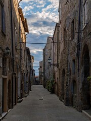 Fototapeta na wymiar Leere Straße in der Altstadt von Pitigliano in der Toskana in Italien 