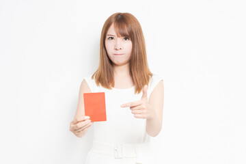 Fototapeta premium レッドカードを手に持つ若い女性