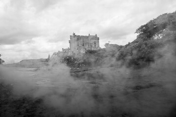 Fototapeta premium Dunvegan Castle im Nebel, auf der Isle of Skye