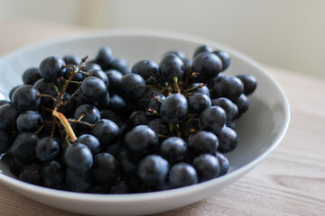 bowl of blue grapes