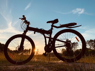 Naklejka premium Bicycle silhouette on nature side