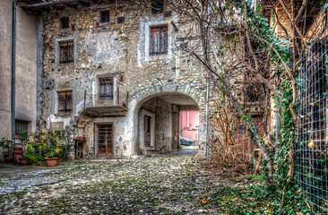 Fototapeta na wymiar A very old abandoned home in a small Italian village
