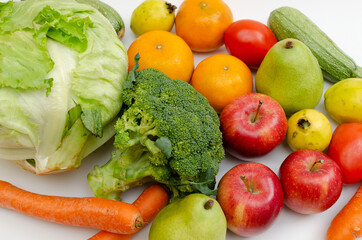 Grupo de frutas y vegetales juntas sobre fondo blanco.