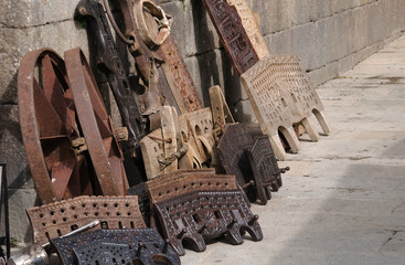 Conjunto de peças medievais, rodas de carroças em metal envelhecido e enferrujado, jugos de bois...