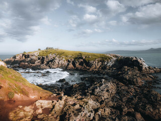 Felsinsel in düsterer Stimmung - Neuseeland