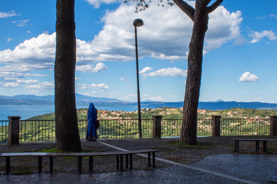 Suora su lago di Bolsena
