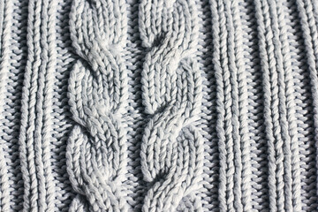 The texture of the knitted pattern of woolen threads makes up the braids.