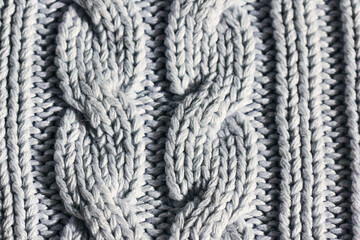 The texture of the knitted pattern of woolen threads makes up the braids.