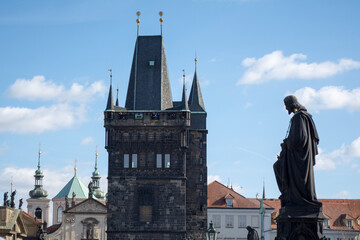 Blick von der Karlsbrücke auf den Brückenturm Richtung Prager Altstadt