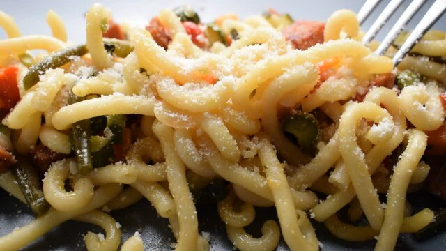 Pasta Gramigna alle verdure e pancetta con parmigiano ft0209_0602  Pasta Gramigna con verduras y tocino 	