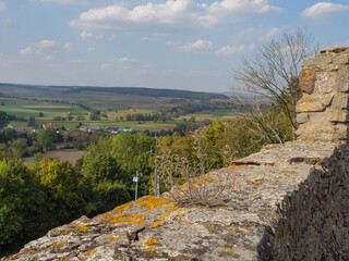 Die Kugelsburg und das Dorf Landau im hessischen Bergland
