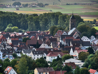 Die Kugelsburg und das Dorf Landau im hessischen Bergland