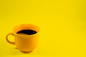Xícara de café com fundo amarelo
