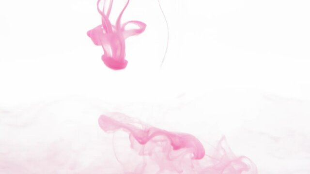 インクドロップ　ピンクのインクが水に落ちて溶ける　白い背景