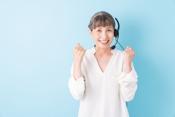 シニア 女性　ヘッドセット