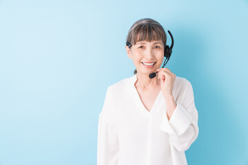 シニア 女性　ヘッドセット
