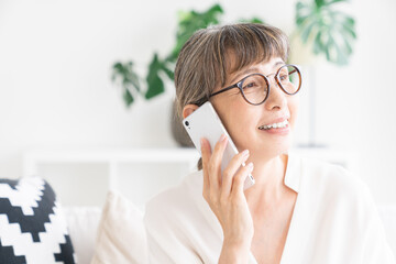 電話をするシニア女性