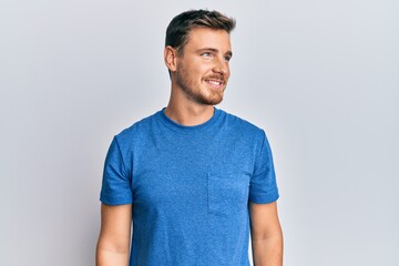 Obraz premium Handsome caucasian man wearing casual clothes looking to side, relax profile pose with natural face and confident smile.